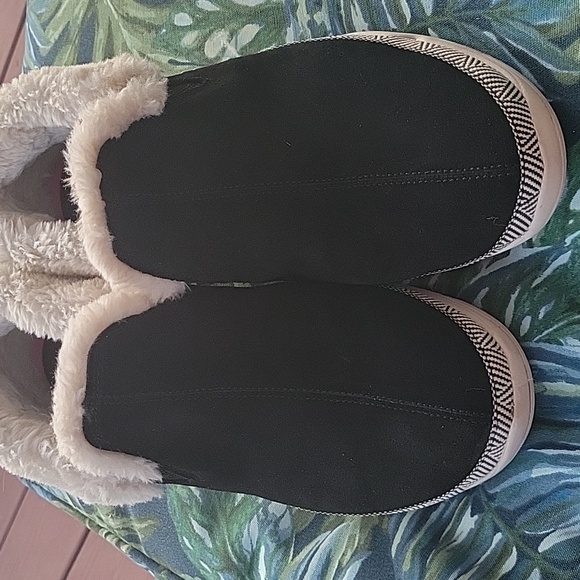 Rarely worn pull on leather sketchers with fsyx fur - Picture 7 of 8